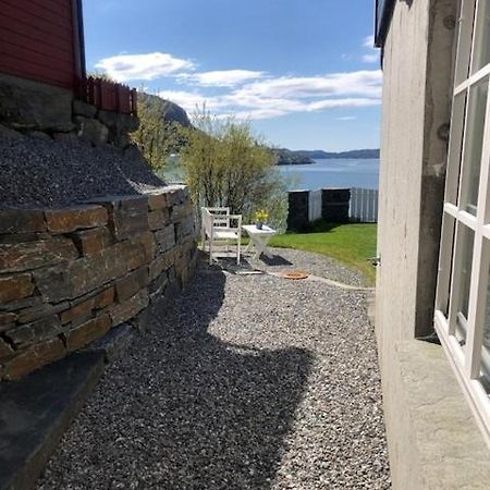 Koselig nyoppusset 3 roms leilighet med egen parkeringsplass i rolige omgivelse nær sjøen, 2 mil nord for Bergen sentrum. Eksteriør bilde