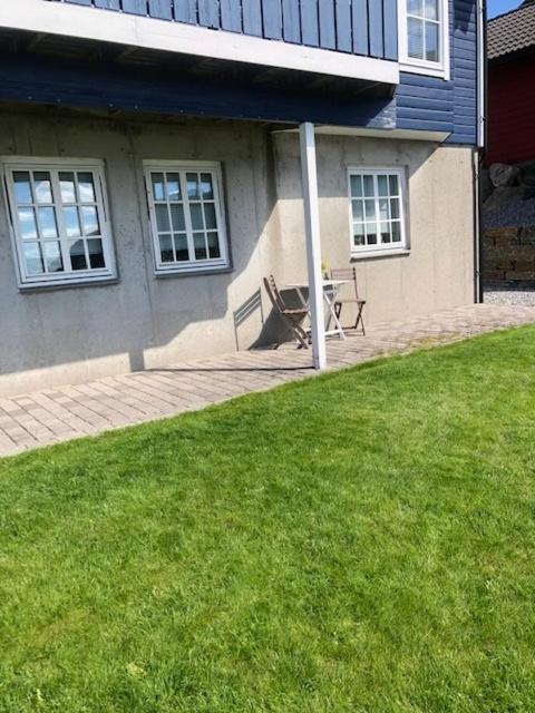 Koselig nyoppusset 3 roms leilighet med egen parkeringsplass i rolige omgivelse nær sjøen, 2 mil nord for Bergen sentrum. Eksteriør bilde